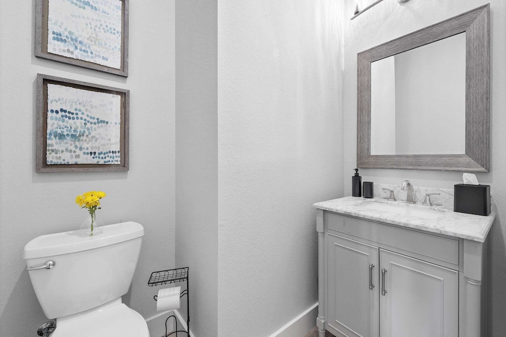 Sleeps 18! 7bdr, Backyard Pool, Walk to Beach Miramar Beach Jewel by Avantstay