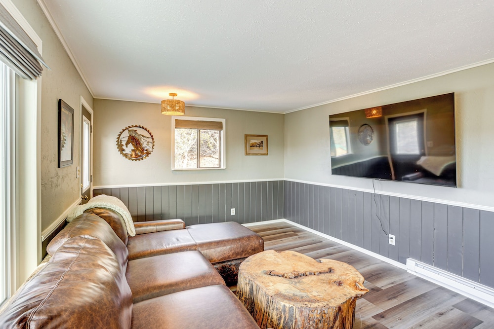 2 Mtn-view Decks + Natural Spring: Durango Retreat