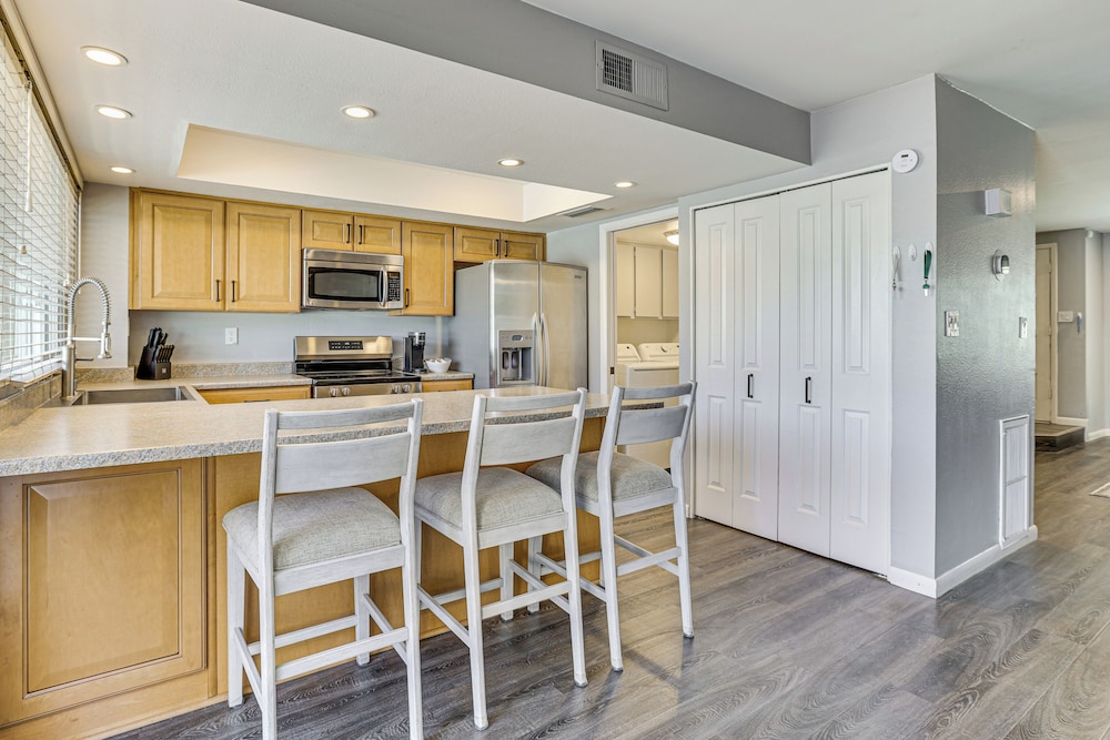 2 Mi to Old Town & Mall: Townhome w/ Pool Access!