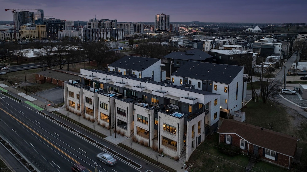 Luxe-tennessee Row-heart of Gulch-mins to Broadway