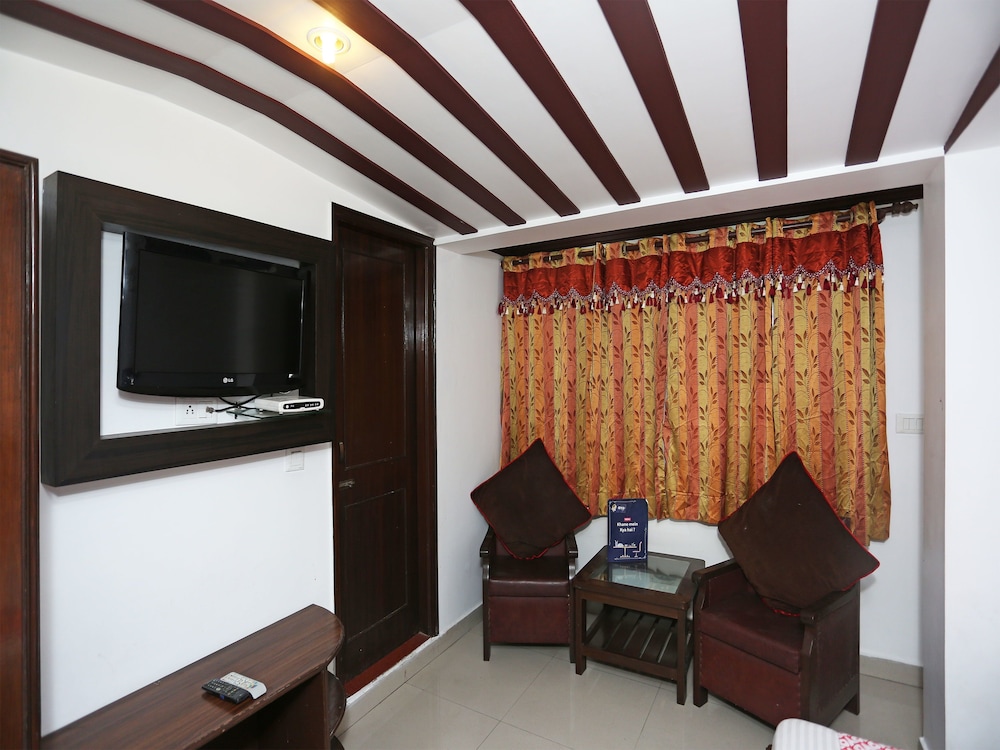 OYO 18568 Ratan Hotel