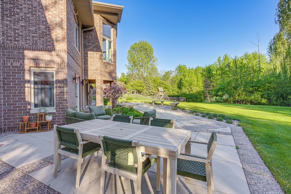 9 Mi to Svsu: Family Home w/ Deck & Yard
