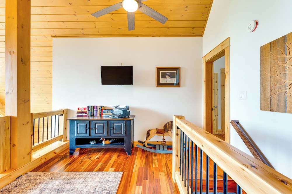 Mtn-view Deck: Scenic Conway Log Cabin!