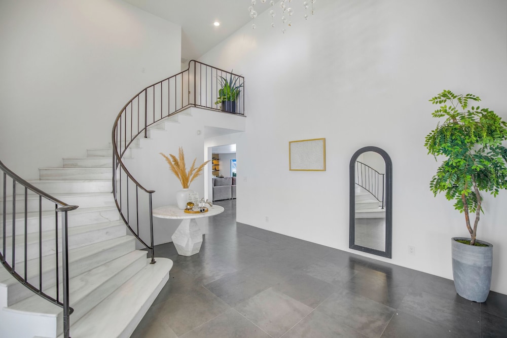 Stradella View - Bel-air Oasis w/ Infinity Pool & Stunning Panoramic Views