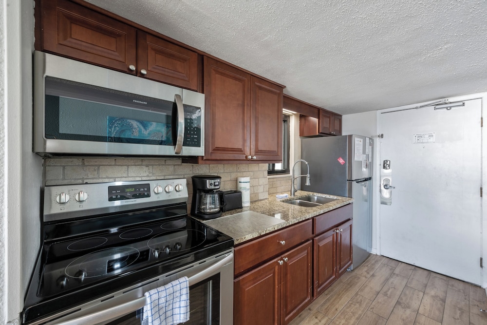 Savoy Grand Cayman by Elliott Realty view 3