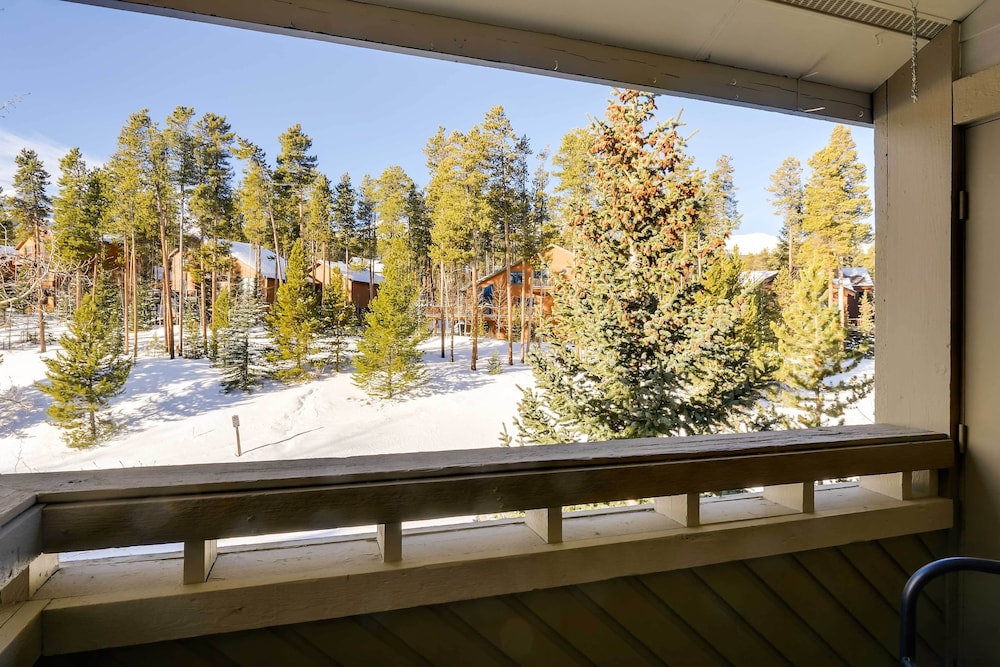 Chic & Cozy Breck Condo: Ski-in/ski-out at Peak 8! view 3