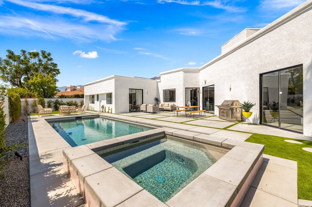 The Lighthouse- Monthly 4 bd 4 bth Pool Spa