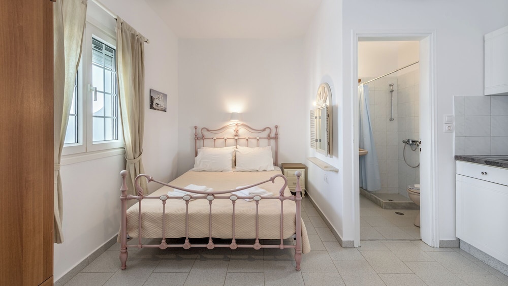 GIOURGAS STUDIOS & APARTMENTS