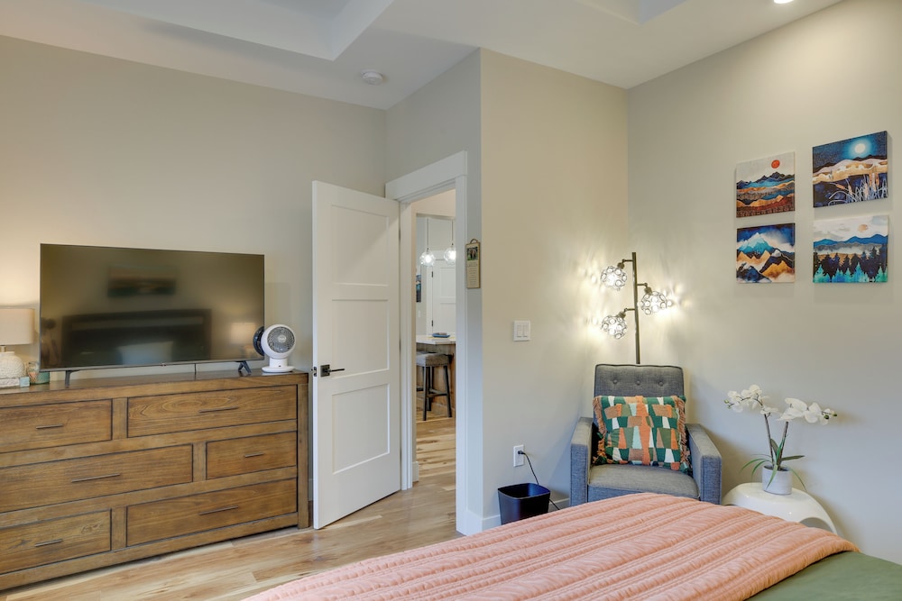 Hotel Anchorage Apartment w/ a View ~ 3 Mi to Airport - Image 1