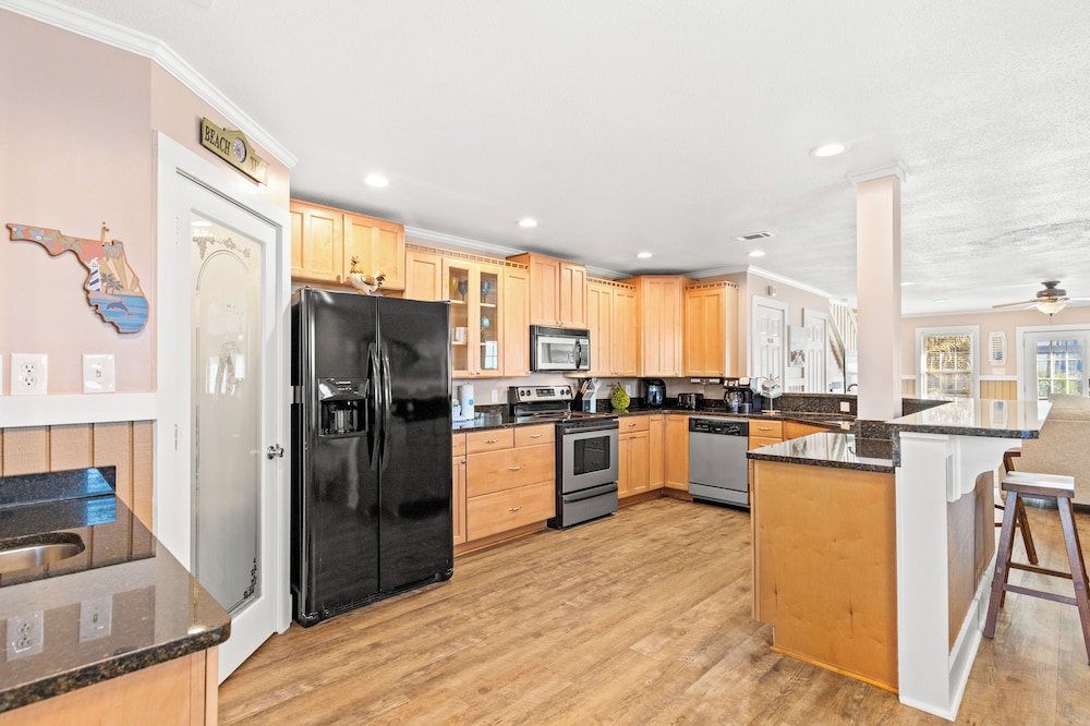 Just Beachy 3BR Dog-friendly Townhouse Near Beaches & Attractions!