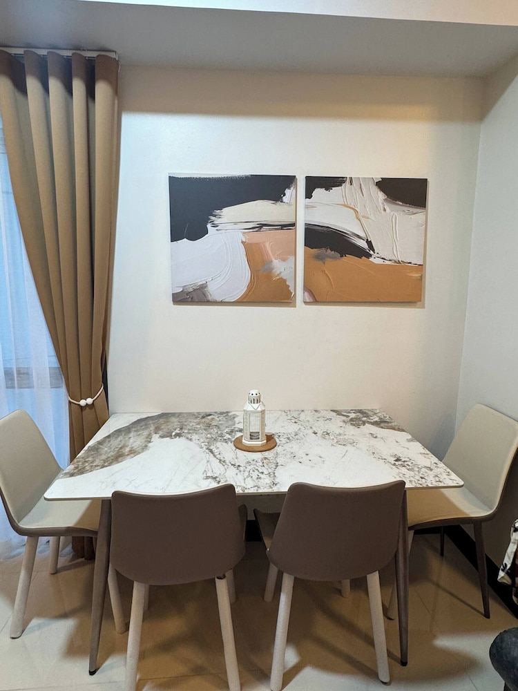 Modern & Spacious 2BR 68 sqm Condo in Manhattan Heights Pool View