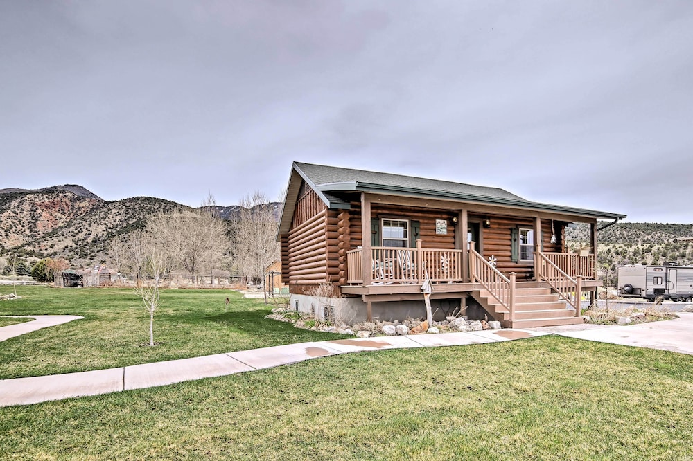 Rustic Cabin Near Palisade State Park w/ Deck!