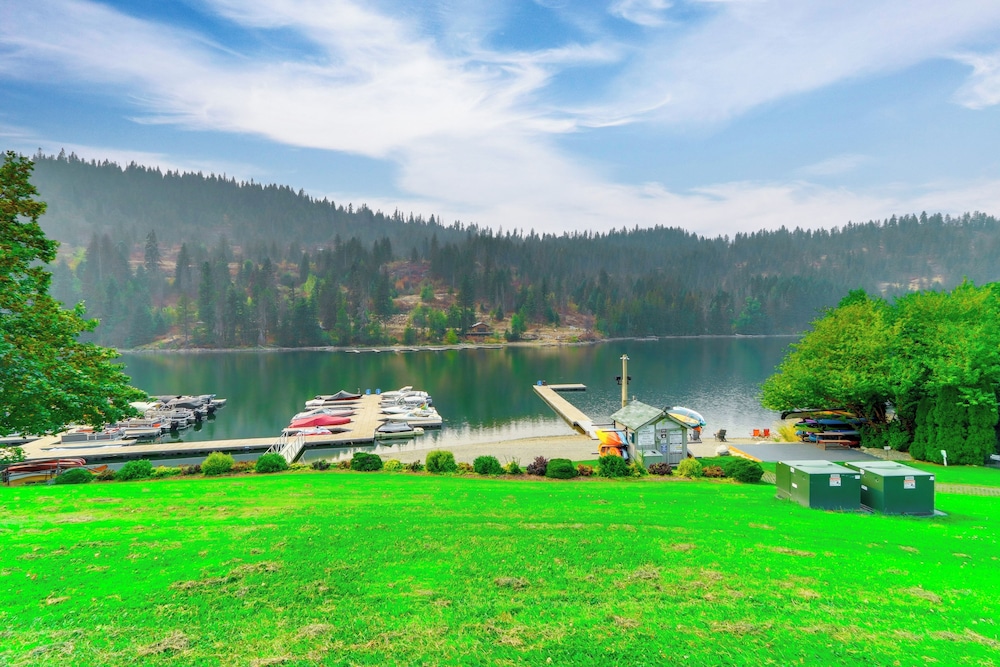 Walk to Twin Lakes: All-season Idaho Condo!