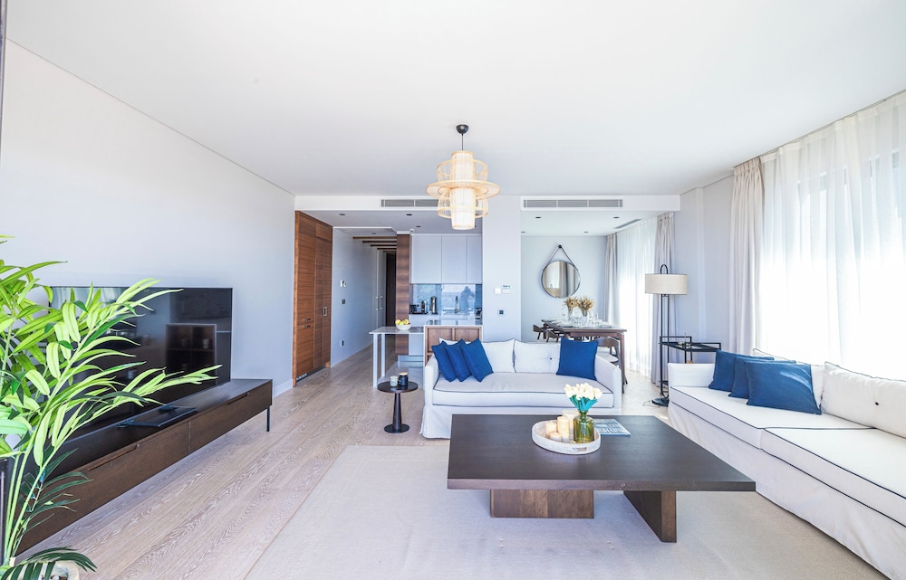1-Bedroom Seafront Flat with Hotel Amenities