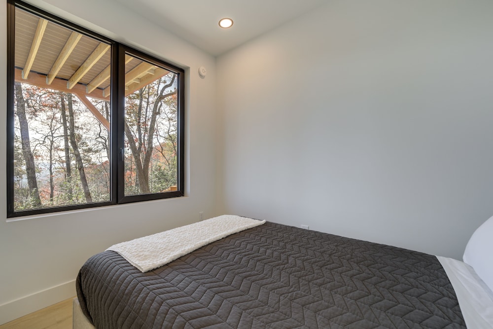 Modern Mountain-view Sanctuary in Pisgah Forest view 2