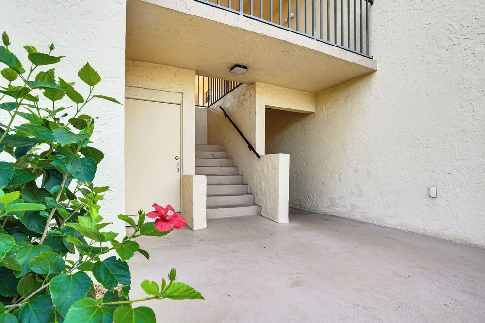 8 Mi to Beach: Modern Condo in Fort Myers!