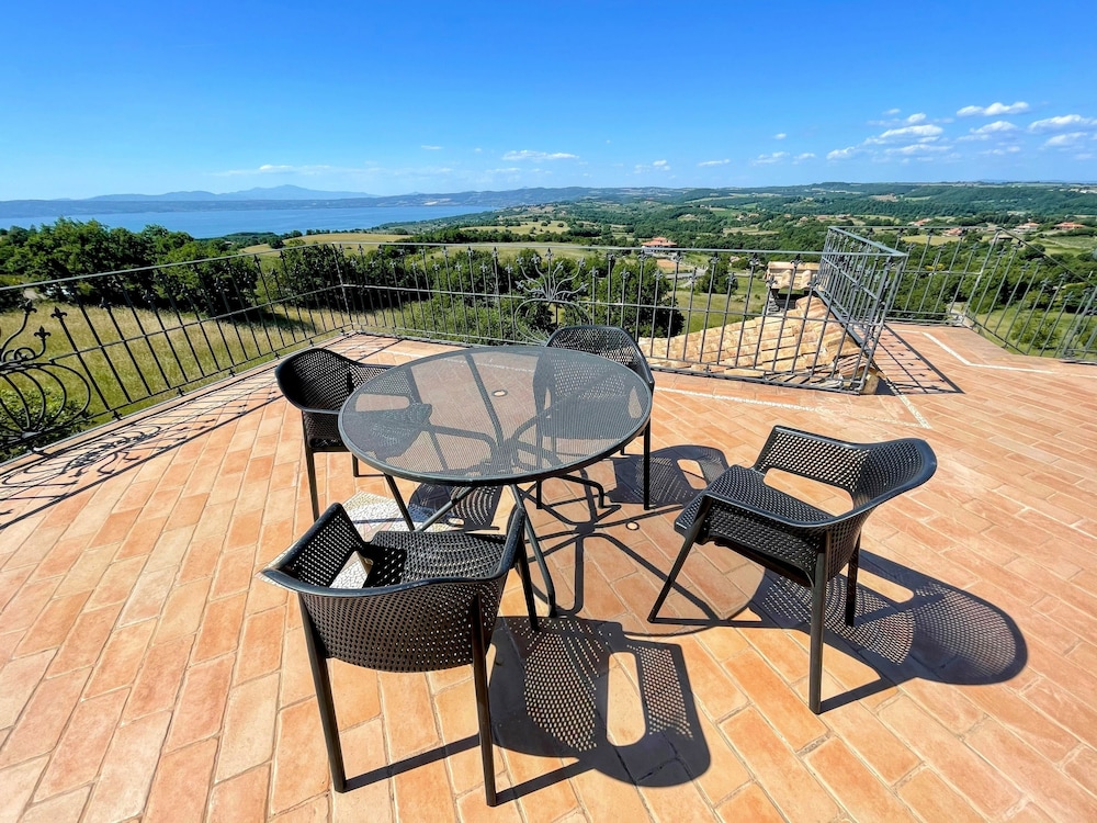 Charming Villa in Umbria - Sleeps 16 - Lake View - Pool, Jacuzzi and Events Room