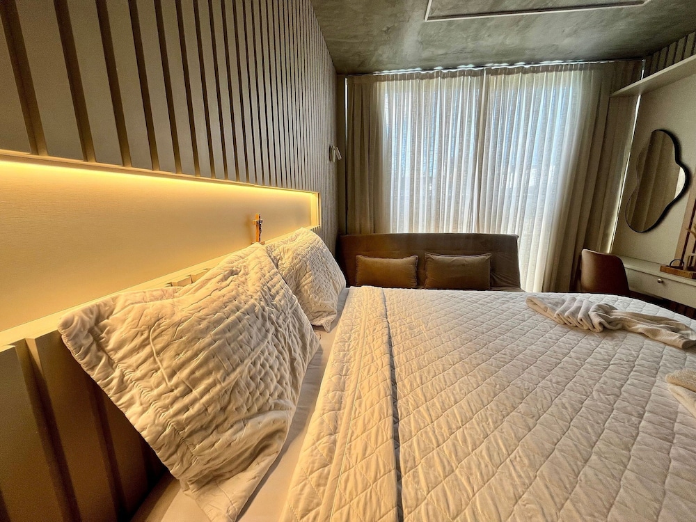 Setai Yacht Comfort II - By Almare Flats
