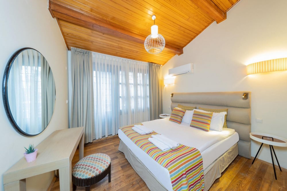 Mesmerizing Hotel Room Near Hadrian s Gate