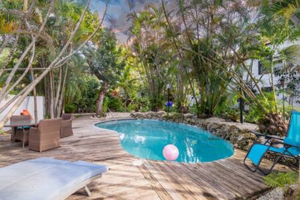 1720 Wa Kee 1B 4 Queen Beds Sleep 8 Pool Parking Wi-fi Patio