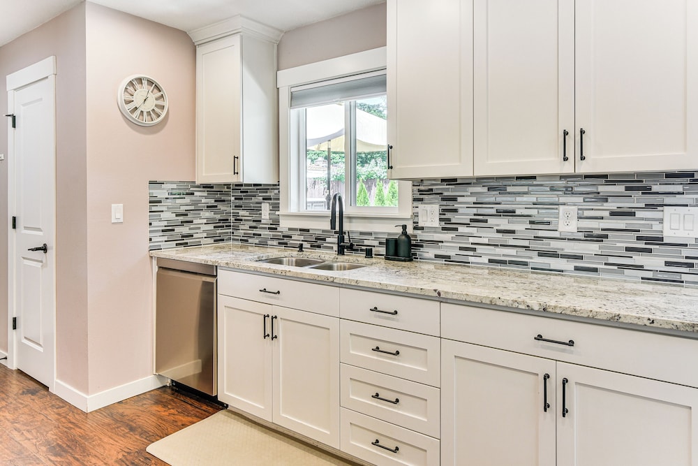 7 Mi to Vancouver Waterfront: Sleek Home w/ Yard!