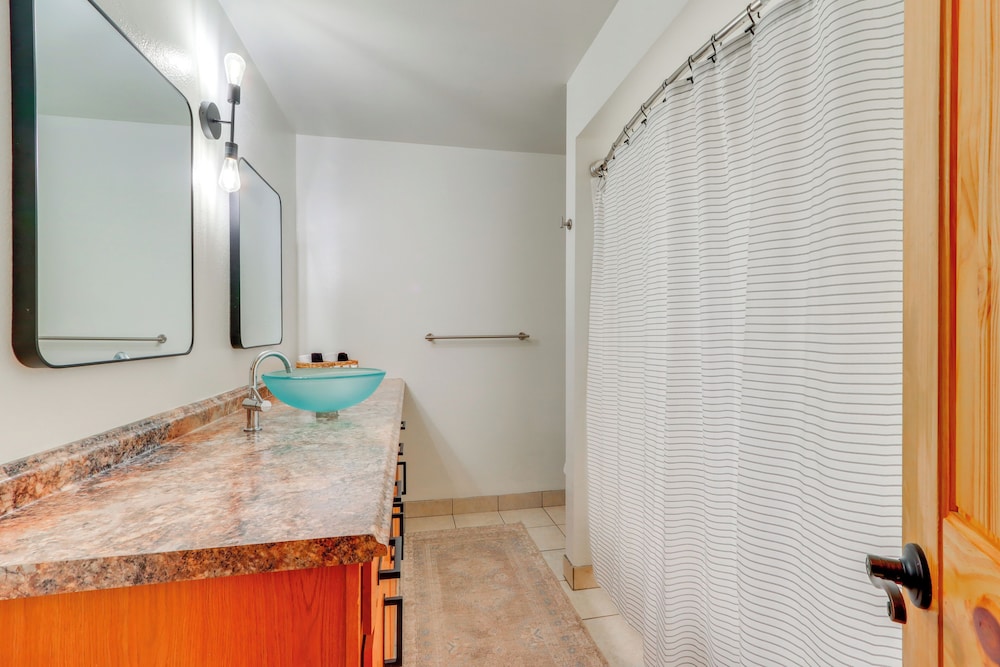 Walk to Twin Lakes: All-season Idaho Condo!