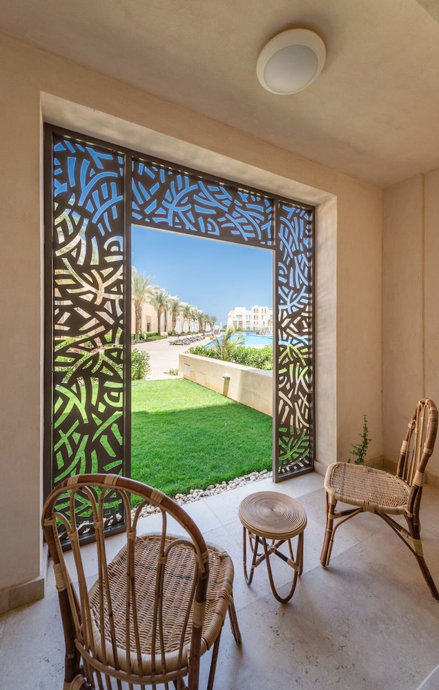 Xuru Stays I Exotic 1bdr w/ Outdoor Terrace Pool & Beach Access