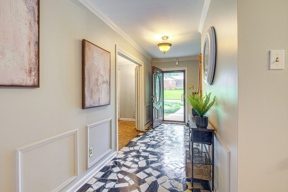 Walk to Graceland: Spacious Memphis Home!