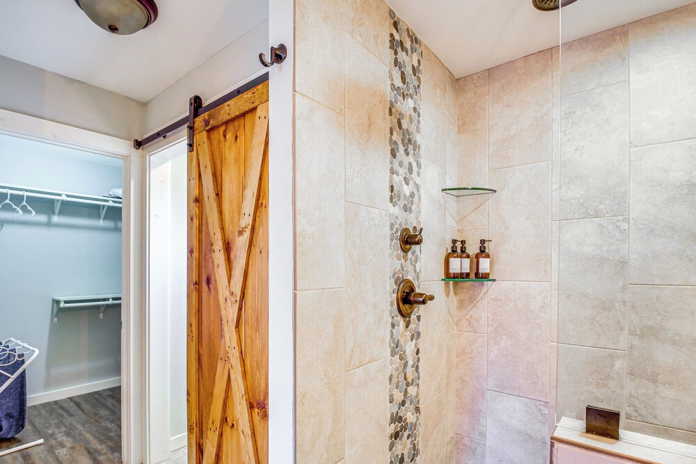 Hot Tub & Movie Room: Updated Cabin in Ellijay!