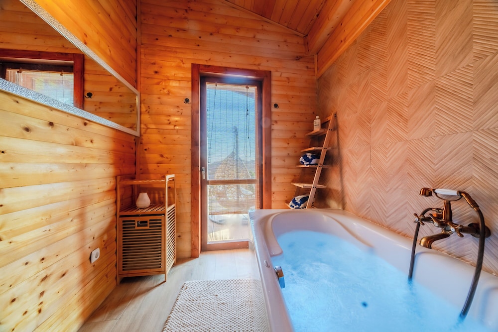 Hilltop Panorama Chalet
