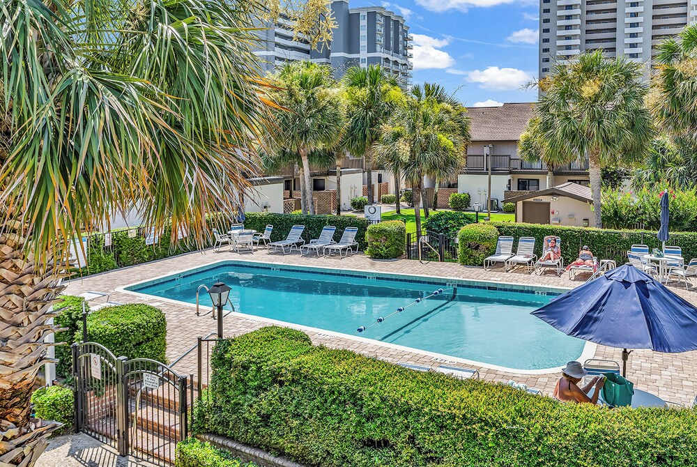 650 Feet to the Beach! Arcadian Shores Townhome