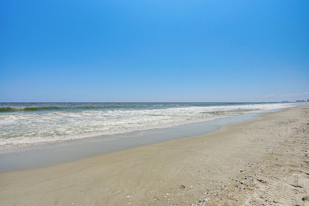 Walk to Shore: Home w/ Deck in North Myrtle Beach