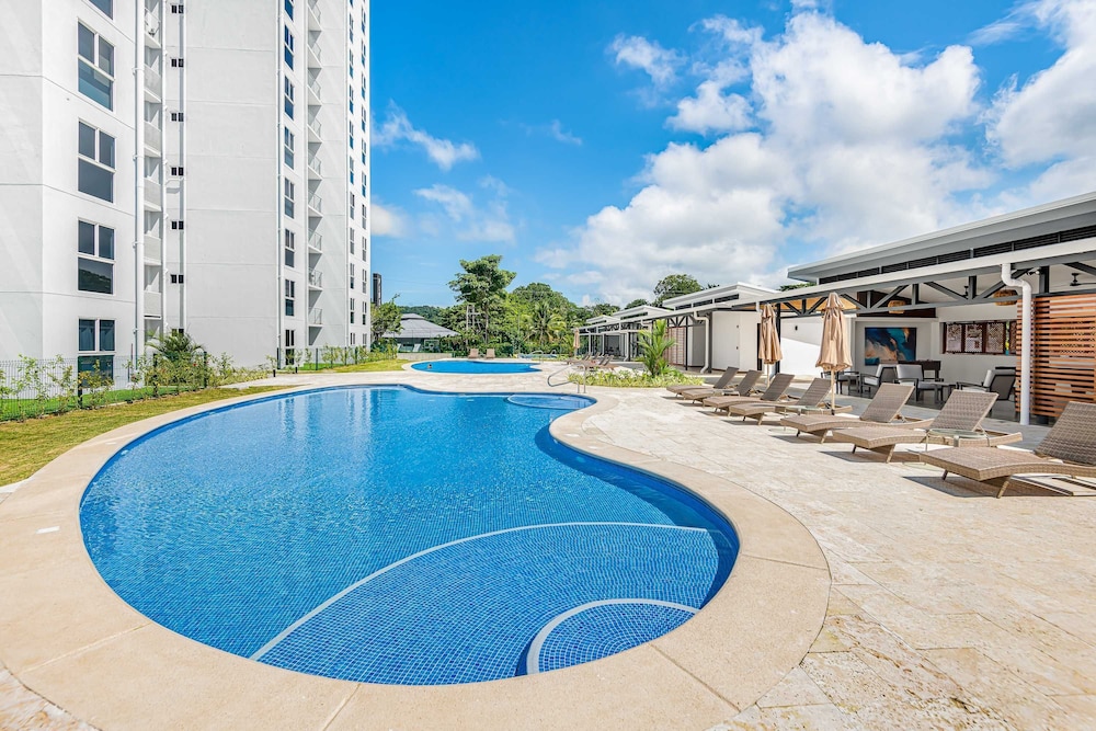 Upstay - Brand New Condo w Pool - 5 Mins to Beach