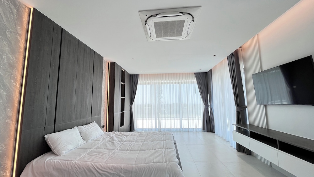 Luxurious 5-bedroom Villa Overlooking Pattaya City