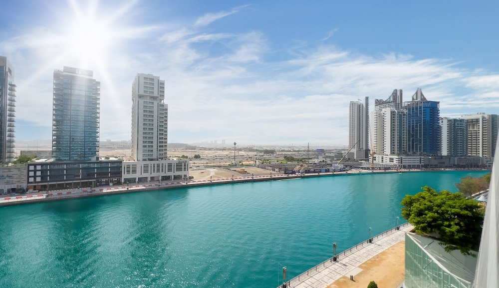 LUX Pad Executive Suite Canal View 5