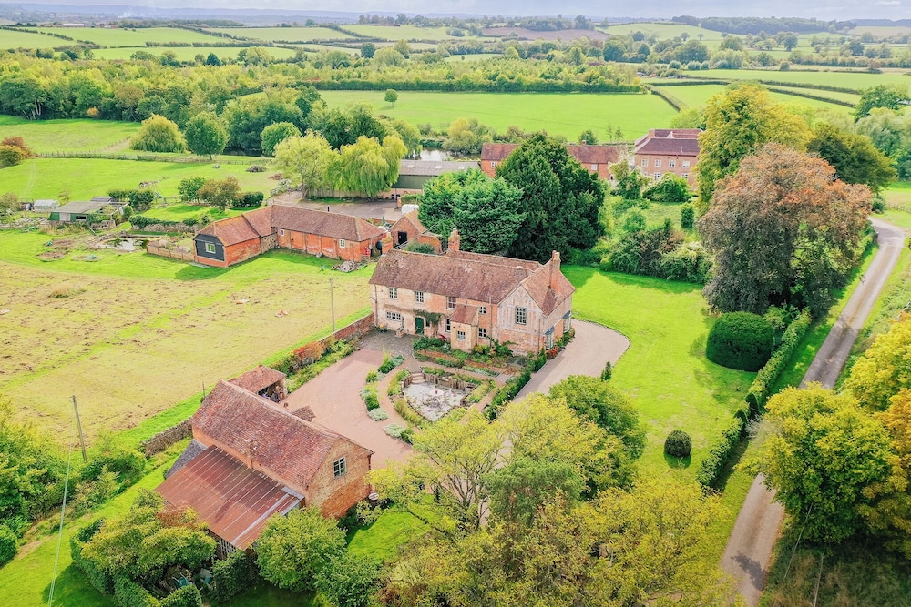 Stunning 4BD Home in Worcestershire