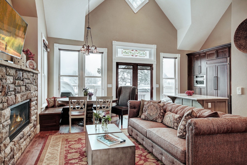 Ridge Street Lookout 4 Bedroom Home by RedAwning