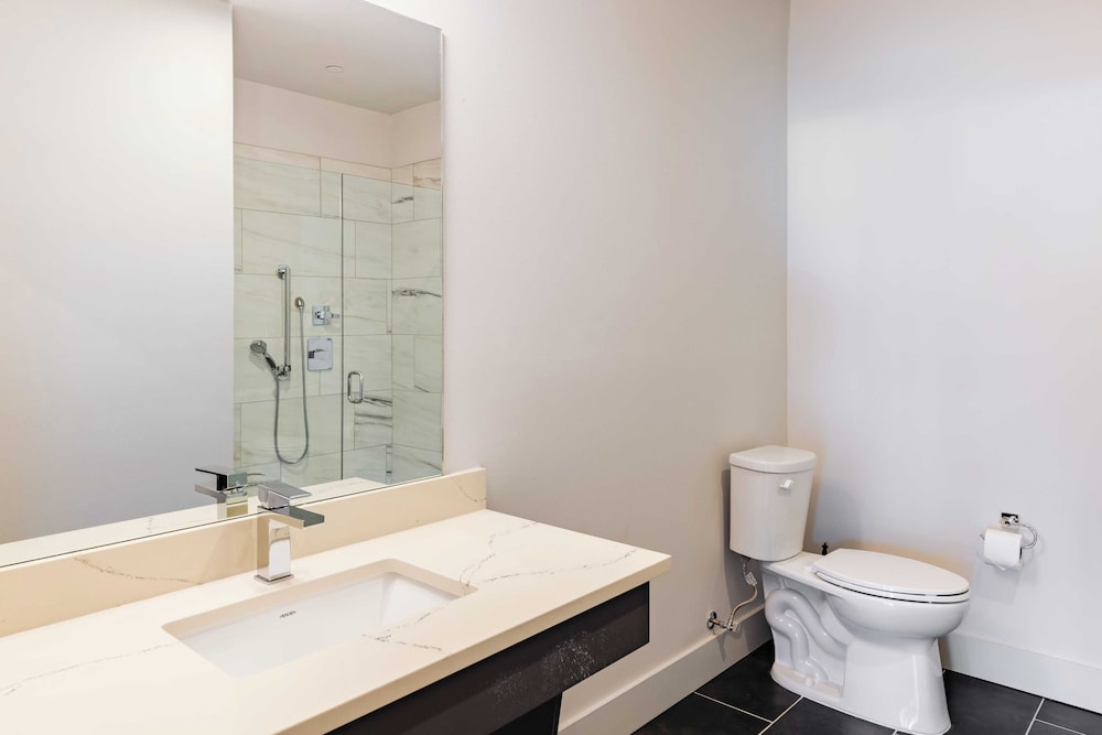 Sleeps 24 4 Modern Midtown Apartments w/ Gym + Pool Walkable to Shops & Eats