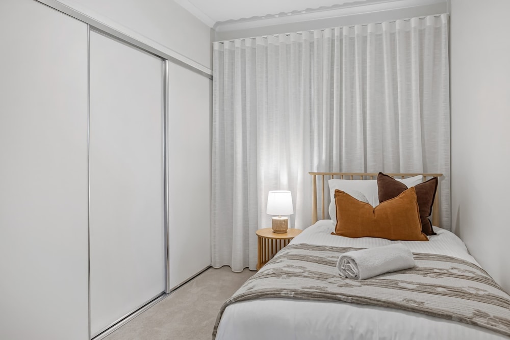 Stylish 3-bed Apartment in Coastal Redcliffe