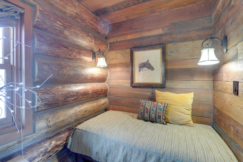 Mountain Chalet Bordering White River Nat'l Forest