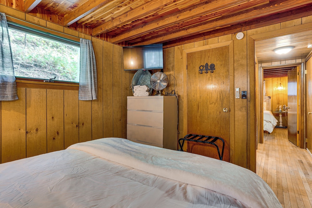 < 1 Mi to Lake: Cabin w/ Hot Tub in Greentown!