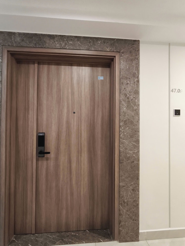 Skyway White & Silver Riverside Resident - Binh Thanh, HCM