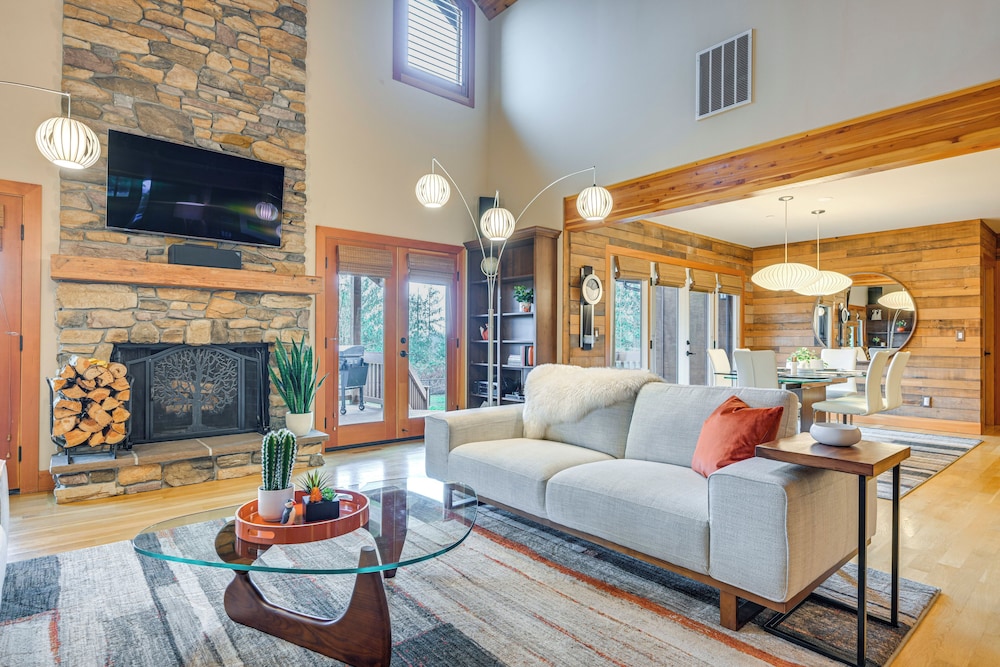 Gorgeous Home w/ Mt Rainier Views: 4 Mi to Poulsbo