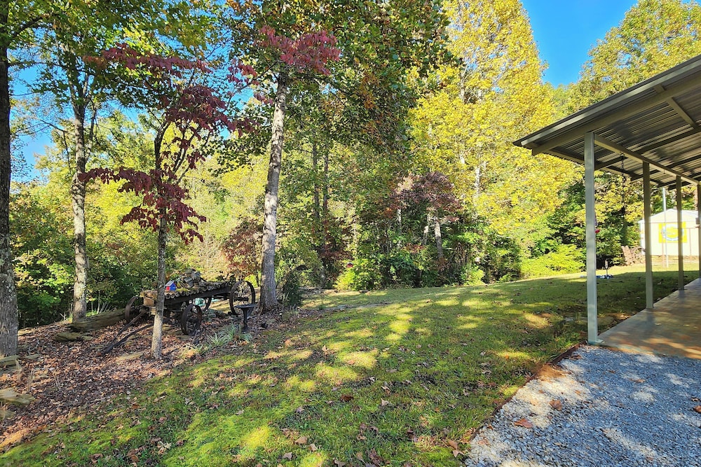 8 Mi to Tellico Plains: House & Cabin Near Trails!