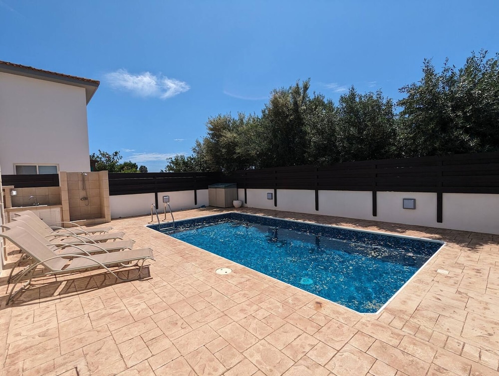 Minas Villa Pool Wifi and Close to Sirena bay