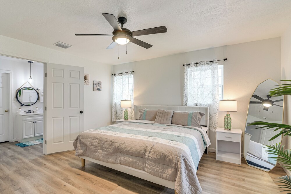 < 1 Mi to Beaches: Galveston Retreat w/ Patio!