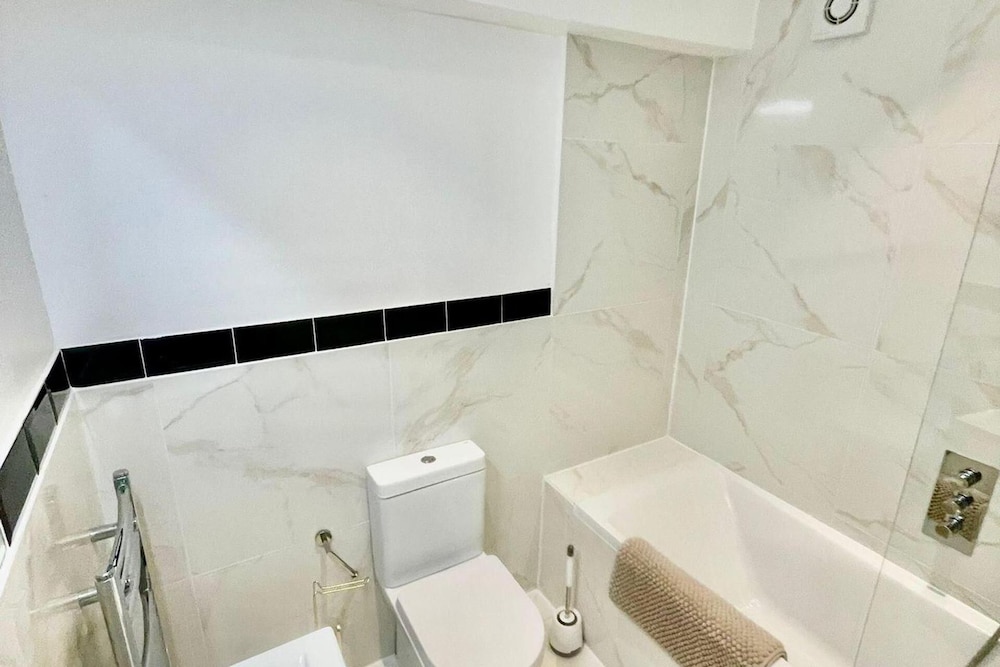 3 Bed Flat - Sleeps 6 - Parking - Wifi