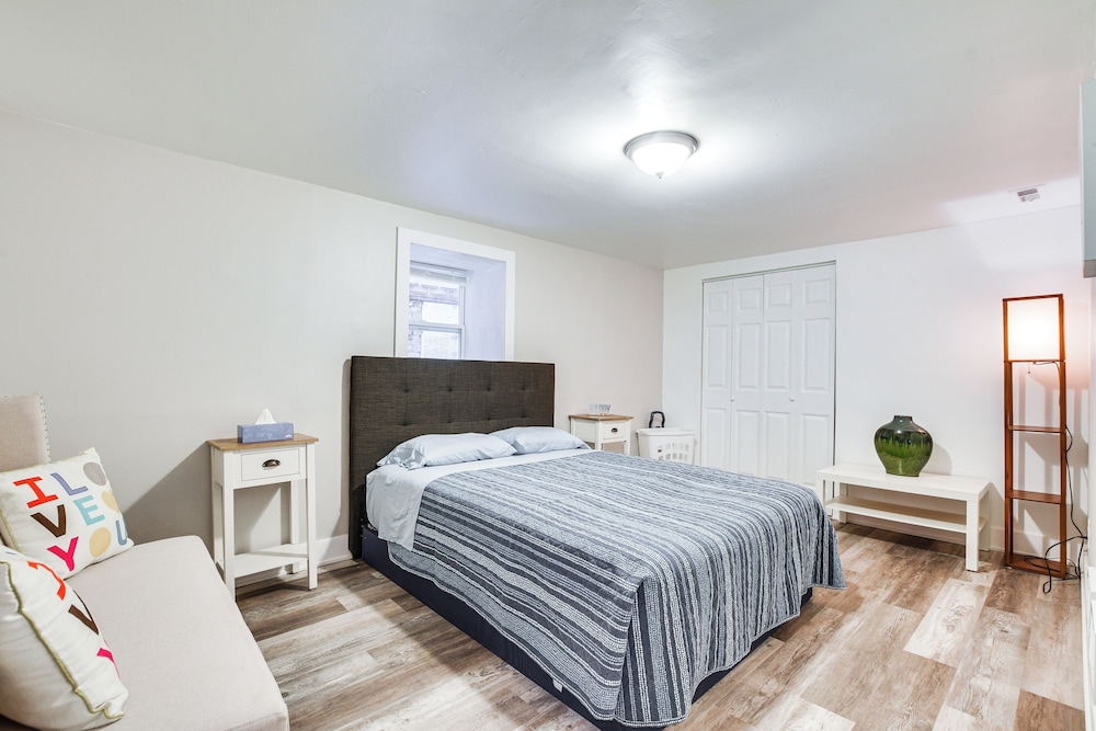 < 2 Mi to Uchicago: Pet-friendly Getaway w/ Yard