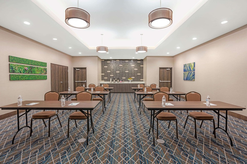 Palm Springs Vacations - La Quinta Inn and Suites by Wyndham Houston Spring South - Property Image 4