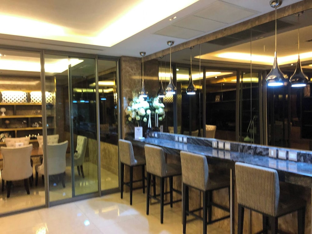 Free Airport Pick Up Rooftop Pool Jacuzzi Gym BTS Emqartier Shopping Mall